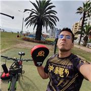 Soy profesor de boxeo chino/ kickboxing /boxeo / musculación/ funcional, cuento certificación nacional e internacional