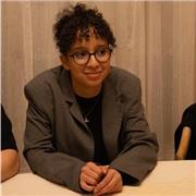 Professeur particulier donne des cours aux élèves de collège et lycée