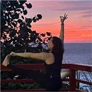 Soy una instructora de yoga certificada de acompañar a mis alumnos en su conexión dentro y fuera del mat mediante el yoga.