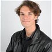 Musicien qui propose des cours de saxophone et de théorie musicale pour les débutants