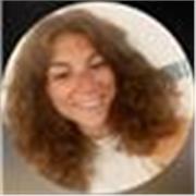 Studentessa universitaria di lingue e traduzione con diploma superiore in lingue e Certificato di inglese di livello C1.