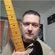 Lezioni di chitarra elettrica ed acustica, serietà ed esperienza decennale per ogni età e livello. Disponibile in provincia di PT