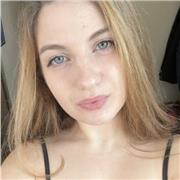 Insegnante di letteratura italiana, ho la maturità classica e sono una studentessa di psicologia