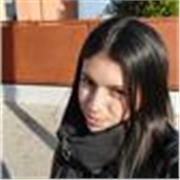 Studentessa al secondo anno di Psicologia all'universo offre un aiuto compiti a bambini di scuola primaria