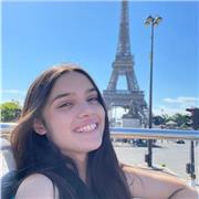 Estudiante que imparte clases a niños de primaria y secundaria