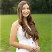 Soy una profesora apasionada, empática y muy comprometida con el éxito de mis alumnos. Me caracteriza la capacidad de conectar con