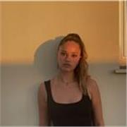 Estudiante de Humanidades, hablo 5 idiomas, profesora de refuerzo de inglés, animadora infantil, pasión por el arte. 