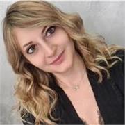 Laureata e specializzata in comunicazione e valorizzazione del patrimonio artistico contemporaneo presso l’Accademia di Belle Arti