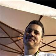 Studente universitario serio e affidabile si mette a disposizione per aiutare nell'apprendimento 