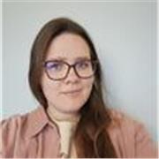 Absolwentka studiów polonistycznych i dziennikarskich