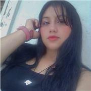 Institutriz enseña matemáticas básicas para niños de primaria