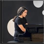 Profesora que imparte clases de piano o lenguaje musical a niños o adultos