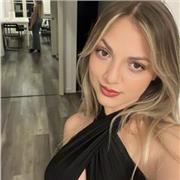 Studentesssa di relazioni internazionali impartisce lezioni di inglese, spagnolo e francese a studenti dalle elementari al liceo