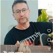 Maestro de Primaria especialista de música, con 10 años de experiencia da clases de guitarra y de todas las asignaturas de primaria