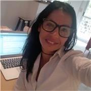 Como una persona, responsable, creativa, proactiva, profesional y empática. Me destaca por mi habilidad de acompañar y entender los tiempos y necesidades de los otros.