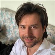 Insegnante di Comunicazione e Storia.  
Mi trovo a Roma, e offro lezioni anche online.