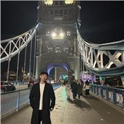 Profesor de inglés apto para todas las edades. También de matemáticas, lengua, historia y economía para estudiantes de secundaria.