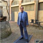 hO UNA LAUREA IN LETTERE E UNA TRIENNALE DI MICROBIOLOGIA,ATTUALMENTE SONO INFORMATORE MEDICO SCIENTIFICO.