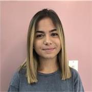 Profesora de inglés imparte clases a niños de todas las edades