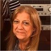Profesora de nivel primario con 30 años de experiencia. Diseñadora de interiores y amante de las manualidades.  