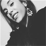 Studentessa universitaria impartisce lezioni di matematica per studenti scuola media