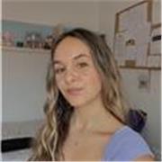 Me llamo Pilar, tengo 20 años y estudio Educación Primaria, voy a empezar el tercer curso. Mi pasión desde siempre ha sido enseñar, aunque sin experiencia es difícil que te concedan la oportunidad de empezar a hacerlo antes de acabar la carrera. Podría da