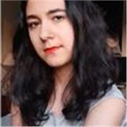 studentessa diplomata impartisce lezioni in presenza per ragazzi di elementari e medie