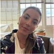 Profesora de español para extranjeros con capacidad para hablar inglés a un nivel nativo, francés a un nivel básico, y entender portugués e italiano. Entusiasta y con ganas de innovar y ser creativa en el aprendizaje de los alumnos. Las clases se ofrecen 