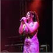 Cantante, che ha esperienze da circa 15 anni, impartisce lezioni di canto sia a bambini che adulti.