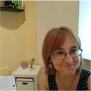 Docente di psicologia impartisce lezioni a studenti di scienze umane