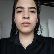 La profesora realiza clases de actividad física para mejorar la salud y el cuerpo en todas las edades