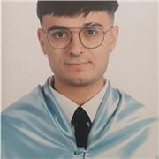 Profesor titulado en Lengua gallega y literatura en la USC con el Máster de Profesorado.