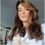 Dinamik bir fransizca ogretmeni, 7'den 70'e teorik bilgileri pratik ettirerek dil bariyeri olmadan eglenceli bir sekilde ogretme