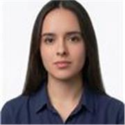 Estudiante que desea generar ingresos ayudando a niños con sus deberes