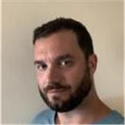 Professore di liceo offre lezioni frontali in presenza di chimica e biologia per studenti delle superiori