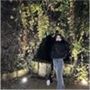 Me defino como una persona paciente, cercana y responsable. Me gusta enseñar de forma clara y adaptada a cada niño.