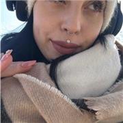 Inglese fluente, ottima conversatrice, empatica e paziente. Due anni di lavoro in germania e maturità in lingue