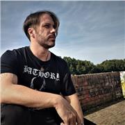 Docente di chitarra moderna impartisce lezioni di strumento/armonia/arrangiamento