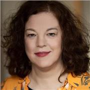 Hallo, ich heiße Petra und helfe Kindern und Jugendlichen dabei, Deutsch besser zu verstehen. Gemeinsam üben wir Lesen, Schreiben