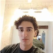 Profesor joven con enfoques prácticos para enseñar matemáticas a nivel secundaria