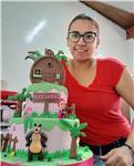 Profesora de pastelería imparte clases para alumnos de todas las edades