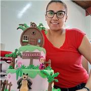 Profesora de pastelería imparte clases para alumnos de todas las edades