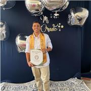 Soy un docente joven, con muchas ganas de seguir aprendiendo de los niños ya que me gusta mucho empatizarme de ellos