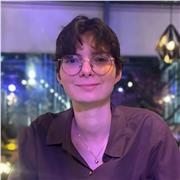 Professeure d'Anglais ayant vécu en Angleterre et capable d'enseigner de la primaire au lycée (option LLCER comprise).