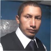 Soy Alcides, docente con años de experiencia transformando la relación de los adolescentes con las matemáticas.