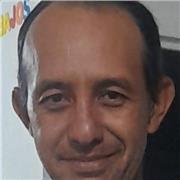 Profesor de Inglés dicta clases a niños de edades escolares