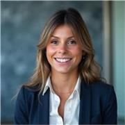 Jeune diplômée donne cours de soutien scolaire de la primaire au collège