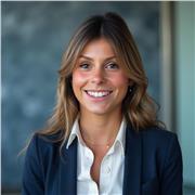 Jeune diplômée donne cours de soutien scolaire de la primaire au collège