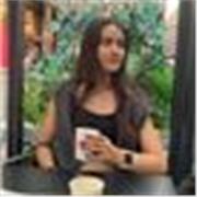 Profesora de física y química imparte clases para estudiantes de hasta segundo de bachillerato