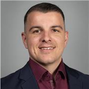 Mathe-Tutor, welcher Kinder, Jugendliche und Erwachsene auf jedem Niveau unterrichtet.